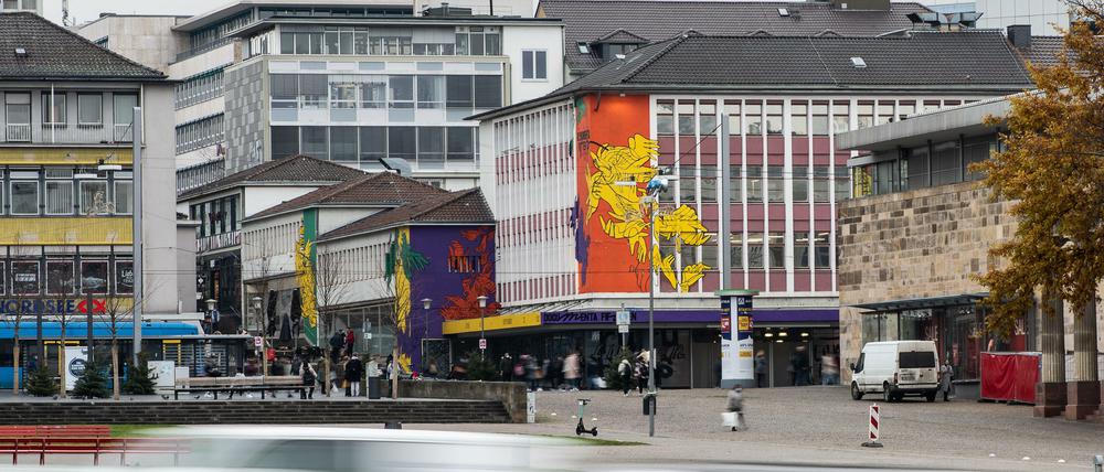 Ruangrupa haben in Kassels Innenstadt das bunte „Ruru-Haus“ eröffnet, das schon vor Ausstellungsbeginn im Sommer 2022 als Treffpunkt dient. 