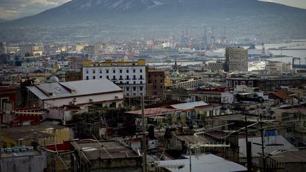 Kein Licht am Ende der Stadt. Neapel unter dem schneebedeckten Vesuv.