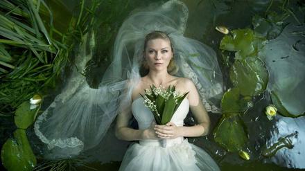 Feucht gebettet. Kirsten Dunst als apokalyptische Himmelsbraut in Lars von Triers Weltuntergangsfilm „Melancholia“. 