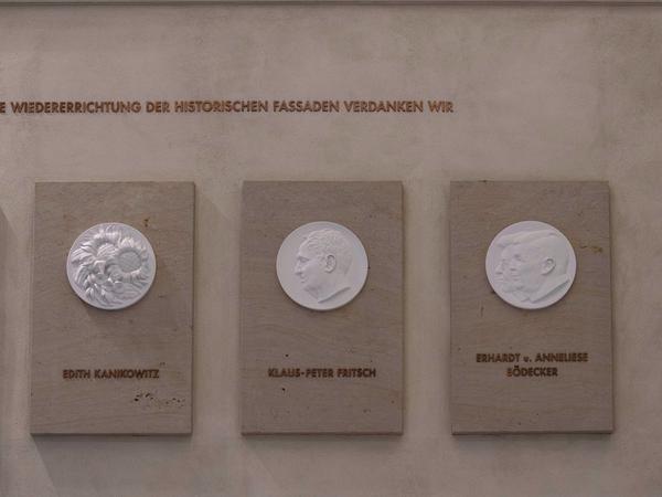 Die Ehrentafel für „Erhardt u. Anneliese Bödecker“ (mit falsch geschriebenem Vornamen) wurde 2021 aus dem Foyer des Humboldt Forums entfernt. 