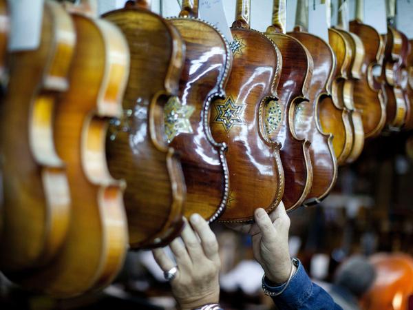 Gegen das Vergessen. Geigenbauer Amnon Weinstein verwahrt seine Sammlung in einer Werkstatt in Tel Aviv. Einige Instrumente sind jetzt in Berlin zu sehen. Foto: dpa