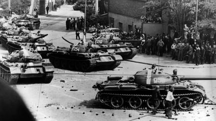 Das Ende des Prager Frühlings. 1968 marschieren sowjetische Truppen in die tschechische Hauptstadt ein, um die Reformationsversuche der dortigen kommunistischen Partei niederzuschlagen.