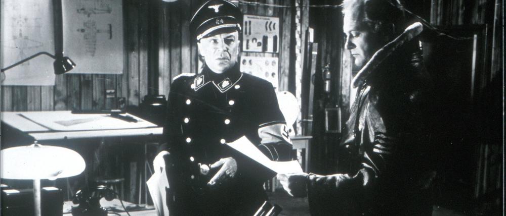 Viktor de Kowa als SS-Gruppenführer (l.) mit Curd Jürgens in „Des Teufels General“ von 1955. 