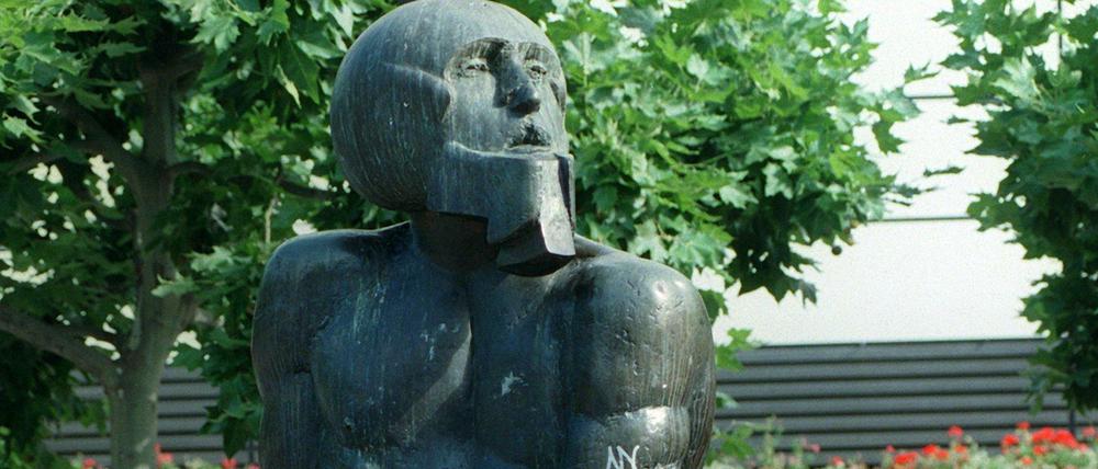 Die monumentale Bronzestatue "David trumphiert über Goliath" des Berliner Bildhauers Richard Heß in Frankfurt.