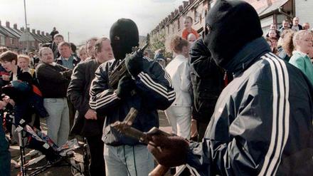 April 1997. Mitglieder der IRA mit automatischen Waffen während einer republikanischen Osterparade im Norden Belfasts.