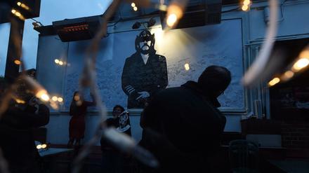 Trauer um eine Legende. Fans vor einem Porträt des Rockmusikers Lemmy Kilmister während einer Gedenkfeier in der Rainbow Bar auf dem Sunset Strip in Los Angeles, der Stammkneipe des Verstorbenen.