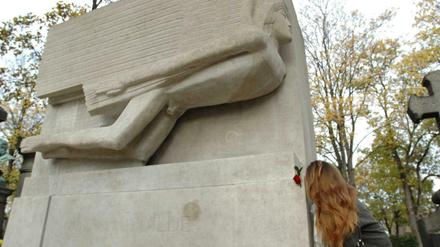 Das Grab von Oscar Wilde in Paris.