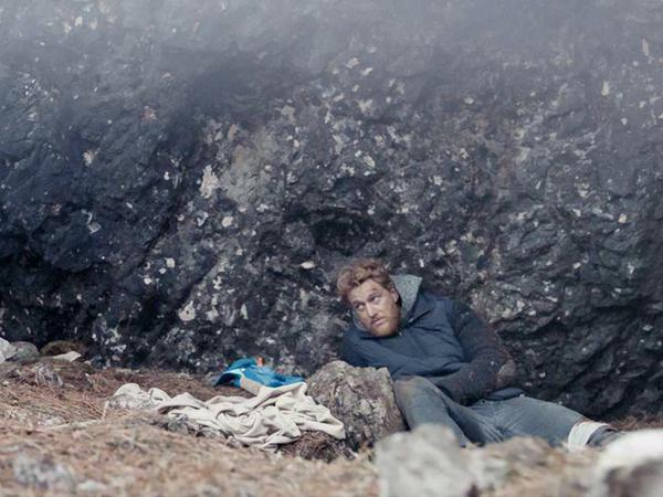 Im deutschen Beitrag "Drei Zinnen" spielt Alexander Fehling einen Vater, der seinem Sohn (Arian Montgomery) in den Bergen näher zu kommen versucht. 