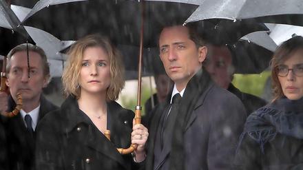 Im Regen der Finanzwelt: Darsteller Gad Elmaleh und Natacha Régnier in "Le Capital".