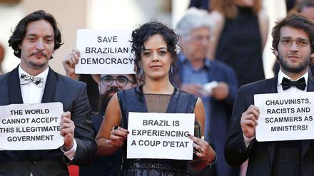 Auch Hauptdarstellerin Maeve Jinking (Mitte) des brasilianischen Films "Aquarius" protestierte gegen Dilma Rousseffs Absetzung.
