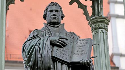 Das Lutherdenkmal in Wittenberg - samt Neues Testament.