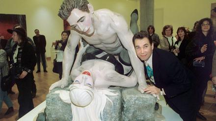Jeff Koons in der Staatsgalerie Stuttgart neben einer seiner Skulpturen. Für Ullrich ist der Amerikaner ein Beispiel eines "Siegeskünstlers".