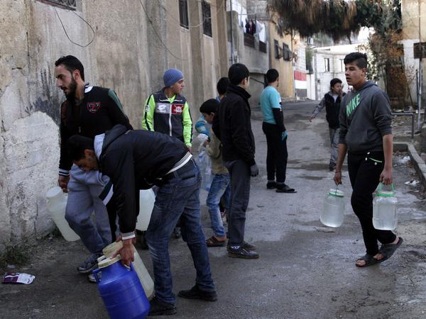 Im Dezember 2016 wird die Wasserversorgung der Stadt von Rebellen abgeschnitten. Medienberichten zufolge dauert der Wassernotstand sieben Tage lang an.