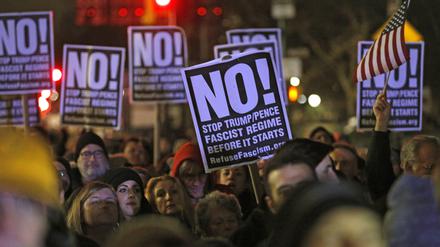 Im ganzen Land protestieren in diesen Tagen Menschen gegen Trump. Hier in New York, bei einer Veranstaltung des Regisseurs Michael Moore.