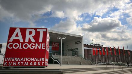 Ein Werbewürfel vor dem Messegelände. Die Art Cologne gilt als wichtigste deutsche Kunstmesse. Sie fällt zeitlich mit dem Gallery Weekend in Berlin zusammen.