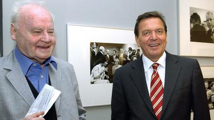 Stefan Moses (l.) 2003 gemeinsam mit dem damaligen Kanzler Gerhard Schröder (SPD) im Willy-Brandt-Haus bei einer Retrospektive anlässlich des 75. Geburtstages des Fotografen.