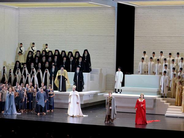 Statuarik und stillgestellte Zeit. "Aida" in der Salzburger Inszenierung von Shirin Neshat, Bühne: Christian Schmidt. 