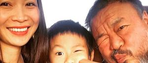 Ein Selfie des chinesischen Künstler Ai Weiwei, aufgenommen mit seiner Partnerin Wang Fen und seinem Sohn Ai Lao. 