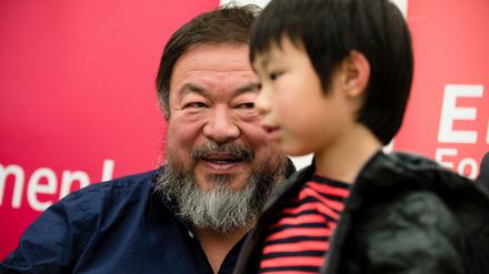 Ai Weiwei mit seinem Sohn Ai Lao am 26.10. bei der Pressekonferenz zu seiner Gastprofessor an der Berliner Universität der Künste.