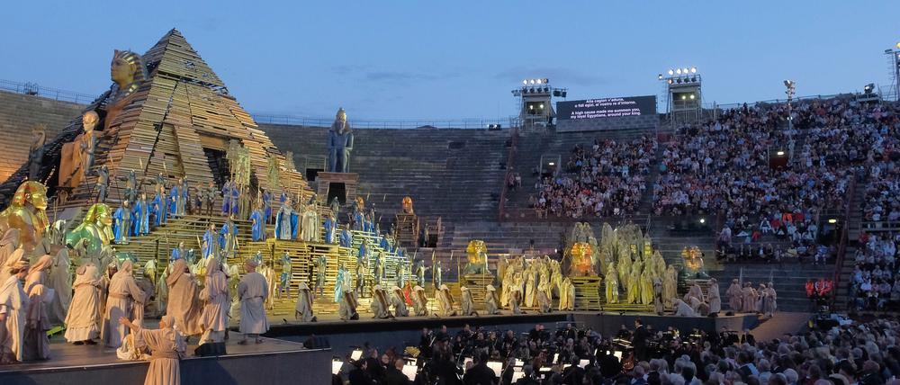 Publikumshit: . Verdis "Aida" in der Arena di Verona.