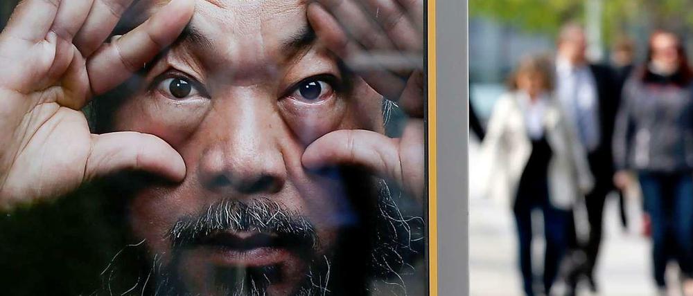 Plakat mit dem Gesicht des chinesischen Künstlers Ai Weiwei in Berlin.