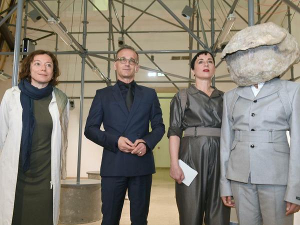 Bundesaußenminister Heiko Maas mit der Künstlerin Natascha Süder Happelmann /r.) im deutschen Pavillon. 