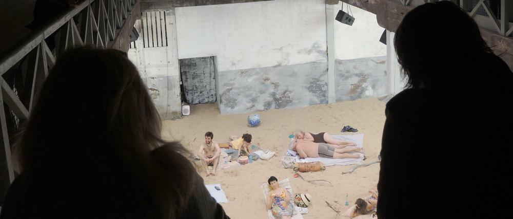 Blick auf die Performance «Sun &amp; Sea (Marina)» der litauischen Künstlerinnen Rugile Barzdziukaite, Vaiva Grainyte und Lina Lapelyte
