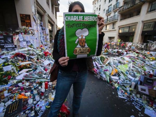 Zwölf Mitarbeiter von "Charlie Hebdo" wurden am 7. Januar 2015 ermordert. Eine Woche später kam diese Ausgabe heraus, mit einem weinenden Mohammed auf dem Titel und der Zeile "Alles ist vergeben". 