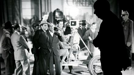 Deutsche Filmgeschichte. Ein Besucher geht 2017 in Berlin im Museum für Film und Fernsehen an einem Großfoto vorbei, das Dreharbeiten aus dem Jahr 1929 aus dem Film "Asphalt" zeigt. 