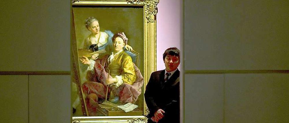 Blick ins Innere der Ausstellung. Im Hintergrund das "Selbstporträt des Künstlers mit seiner Tochter Antonia" von Georg Desmarées.