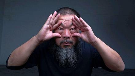 "Evidence" heißt die Ausstellung des 56-jährigen Künstlers. In China ist er zahlreichen Schikanen ausgesetzt, war im Gefängnis, wird streng überwacht, weil er unentwegt auf Missstände im Land aufmerksam macht. 