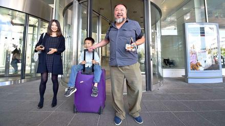 Herzlich Willkommen. Ai Weiwei hat seinen Reisepass wieder und ist als erstes nach München geflogen. Sein in Berlin lebender Sohn Ai Lao und dessen Mutter begrüßen ihn bei der Ankunft.