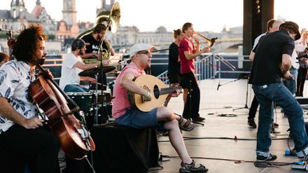 Die Band Banda Internationale über den Dächern von Dresden.