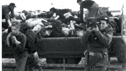 Alliierte Soldaten in Bergen-Belsen: Das Grauen festhalten