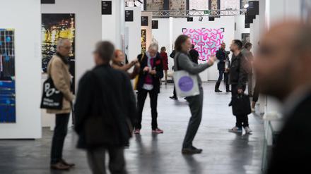 Was kostet Kunst? Besucher bei der "Positions Berlin Art Fair 2017" in der Arena.