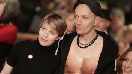 Die "Nobody's Doll"-Aktivistin Anna Brüggemann und ihr Bruder Dietrich bei der Eröffnungsgala der Berlinale.
