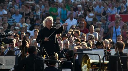 Sir Simon Rattle dirigiert am Samstag am Kulturforum die Berliner Philharmoniker. 