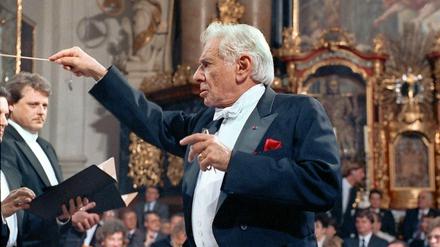 Leonard Bernstein dirigiert.