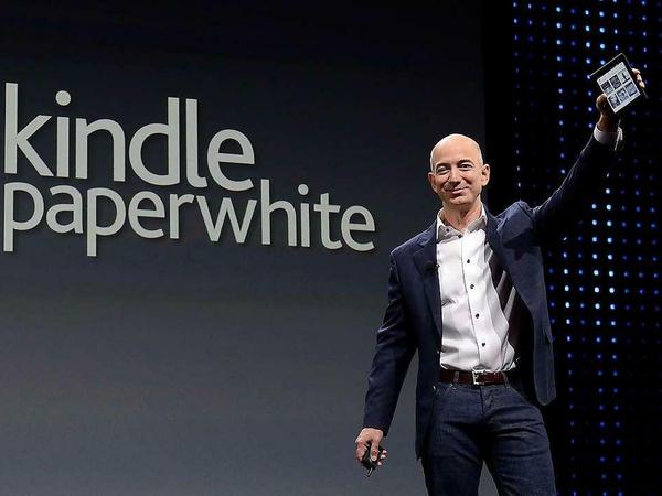 Amazon-Chef Jeff Bezos bei der Präsentation neuer Kindle-Produkte im Jahr 2012.