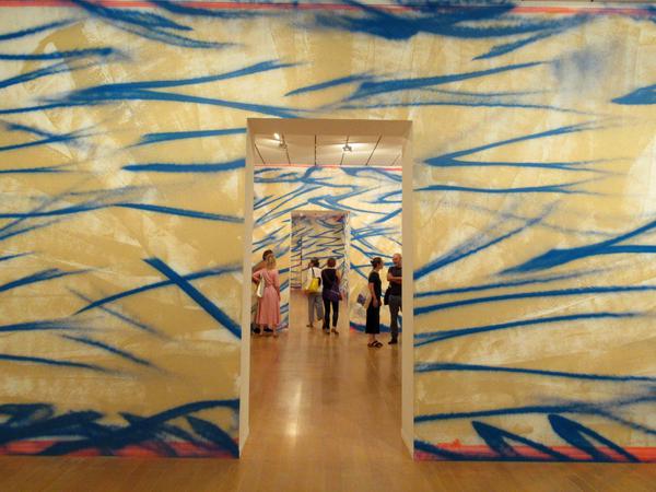 Zuschauerinnen und Zuschauer betrachten die Wandmalereien von Renée Levi im Museum für moderne Kunst in Lyon.