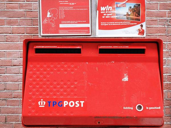 Ein Typisch roter Briefkasten in Amsterdam, 2002. 