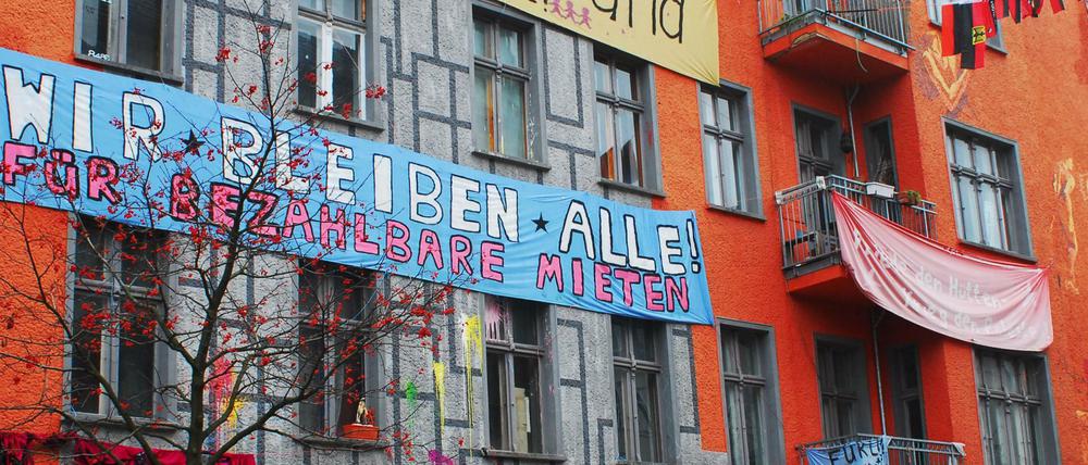 Besetzt kurz nach der Wende: die Liebigstraße 14 in Berlin-Friedrichshain. Mit Farbbeuteln werden restaurierte Altbauten beworfen, um gegen Mieterhöhungen zu protestieren. Aufgenommen am 4. Dezember 2009. 