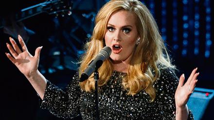 Adele singt 2013 ihren Song "Skyfall" bei den 85. Academy Awards in Hollywood. An diesem Abend wurde sie für den James-Bond-Song mit einem Oscar ausgezeichnet.