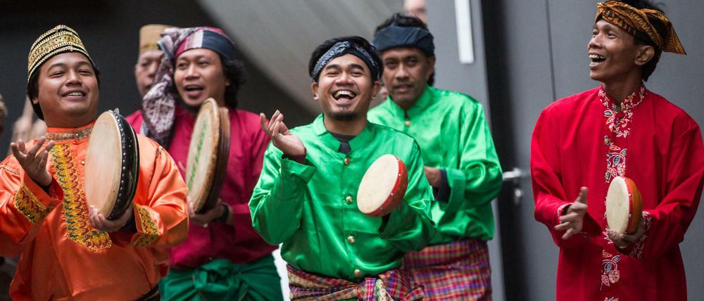 Hauptsache bunt. Auf der Frankfurter Buchmesse präsentierte sich Indonesien am Dienstag auch folkloristisch. Die Gegenwartsliteratur des Landes ist hochpolitisch.