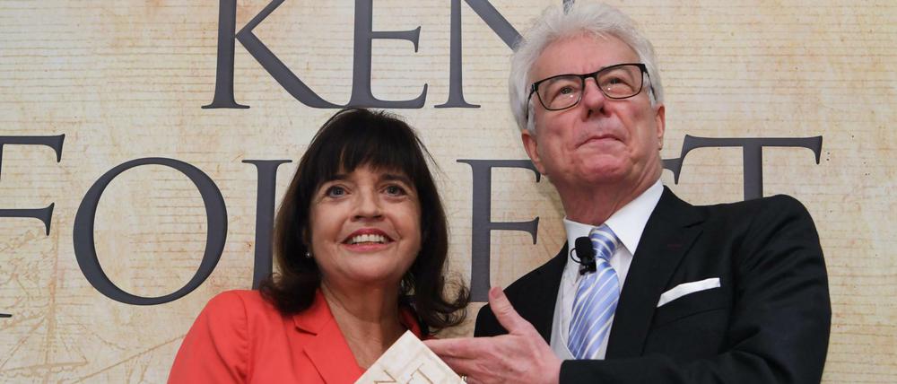 Der britische Bestseller-Autor Ken Follett mit seiner Ehefrau und Managerin Barbara Follett 