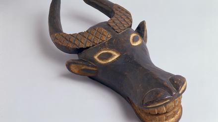 Büffelmaske aus Bamum, dem Kameruner Grasland. Sie befindet sich heute im Brücke Museum.