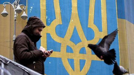 Gesehen Anfang der Woche unweit des Maidan in Kiew: Szene vor einem Gebäude, das in den ukrainischen Nationalfarben angemalt ist. 
