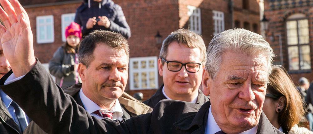 Bundespräsident Joachim Gauck (r) winkt am 15.März bei seinem Rundgang durch die Altstadt von Wismar (Mecklenburg-Vorpommern) den Passanten zu. Der letzte öffentliche Auftritt vor seiner feierlichen Verabschiedung führt Gauck in sein Heimatland Mecklenburg-Vorpommern.