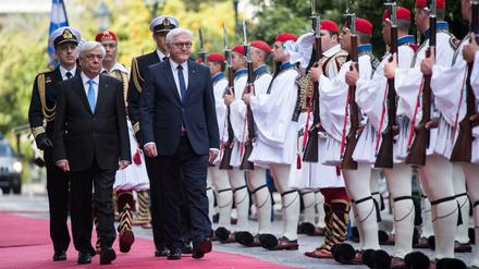 Bundespräsident Frank-Walter Steinmeier (r) wird vom griechischen Präsidenten Prokopis Pavlopoulos mit militärischen Ehren in Athen begrüßt. Steinmeier ist zusammen mit seiner Frau Elke Büdenbender zu einem zweitägigen Antrittsbesuch in der griechischen Hauptstadt. 