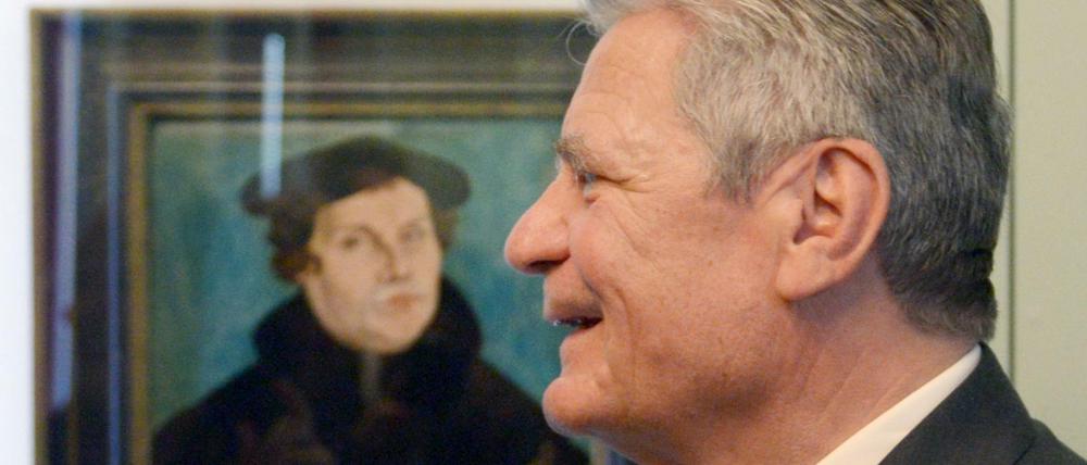 Nicht mit Foto, sondern mit Gemälde (nämlich von Luther): Joachim Gauck.